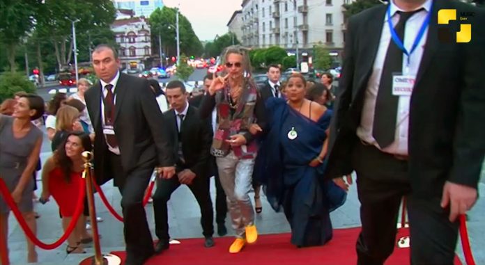 OQROS-TALGHA-RED-CARPET.mp4_snapshot_14.49
