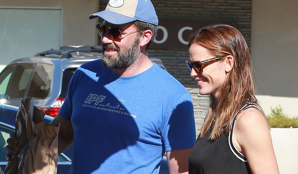 ben-affleck-jennifer-garner-all-smiles-at-farmers-market-041
