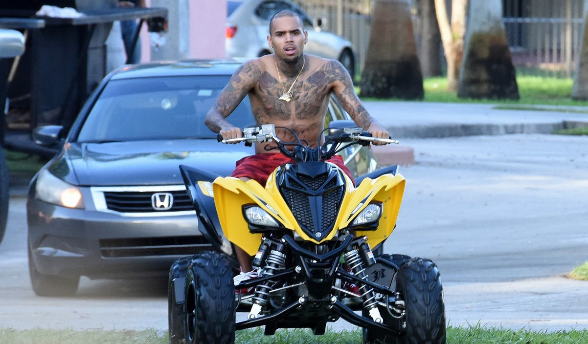 chris-brown-goes-shirtless-for-new-music-video-shoot-19-copy